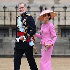 Königin Letizia stellt mit Krönungs-Outfit andere Royals in den ...